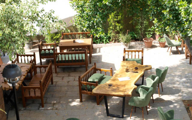 Avenue Hotel