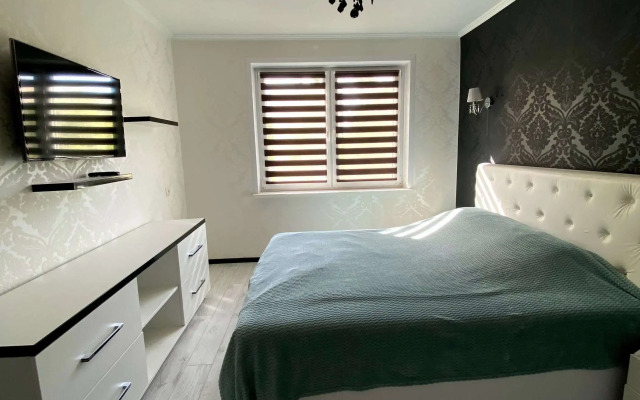 V Tikhom Zelyonom Mikrorayone Flat