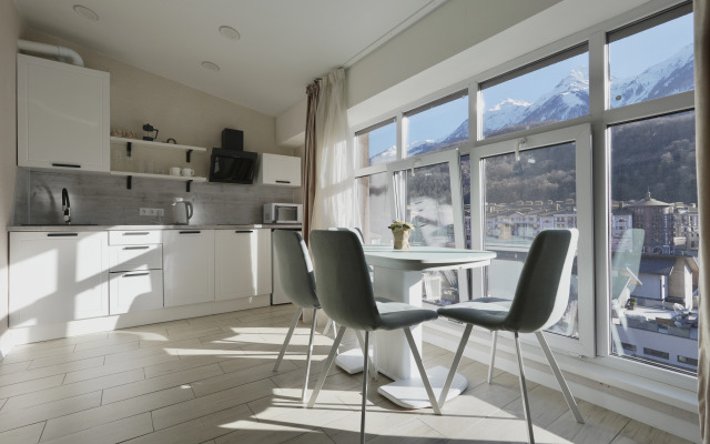 Studiya s panoramnymi oknami naprotiv otelya Mariott Flat