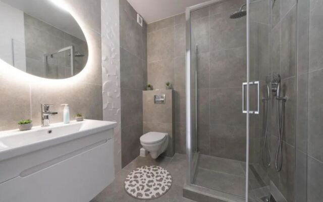 Shikarny Vip v Samom Tsentre Almaty Apartments