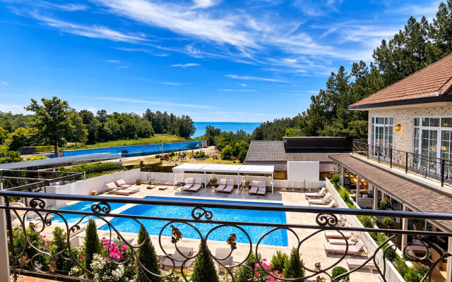 Отель Cromwell White