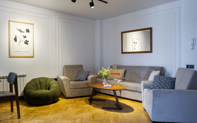 KeyGo #0149 2 Bedroom Design near Saryan Street Apartments