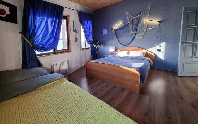 Гостевой Дом с кораблем на берегу реки