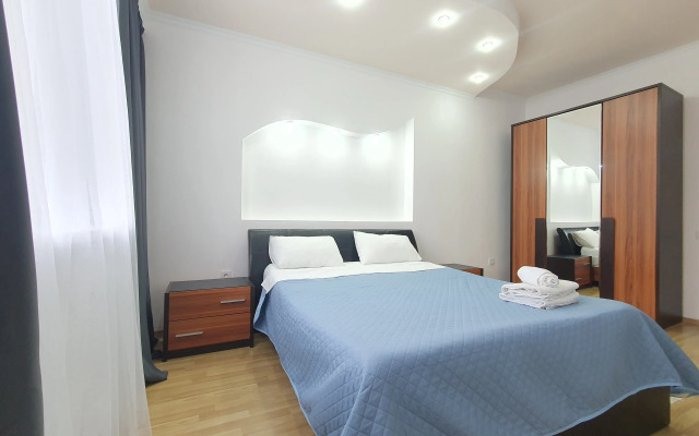 Trekhkomnatnye S Shikarnym Vidom Na Bayterek 251 Apartments