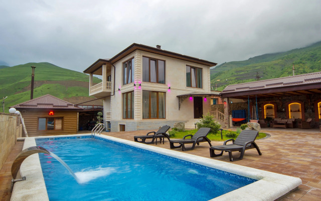 Частный Дом в Горах с Бассейном
