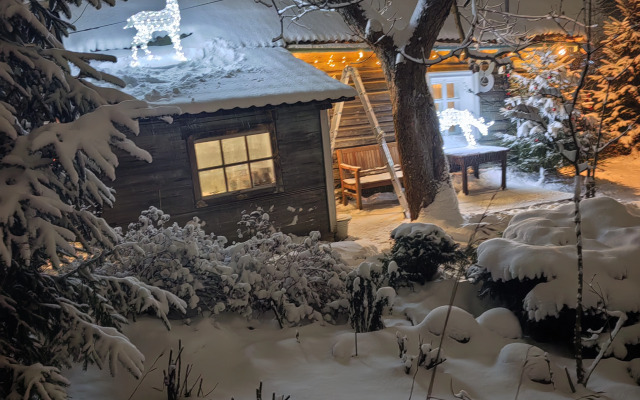 Частный дом в городе Петрозаводске с красивым уединённым участком и баней