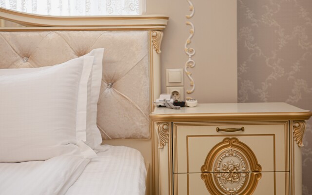 GUSTO Hotel