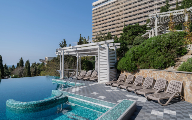 Yalta-Intourist Hotel