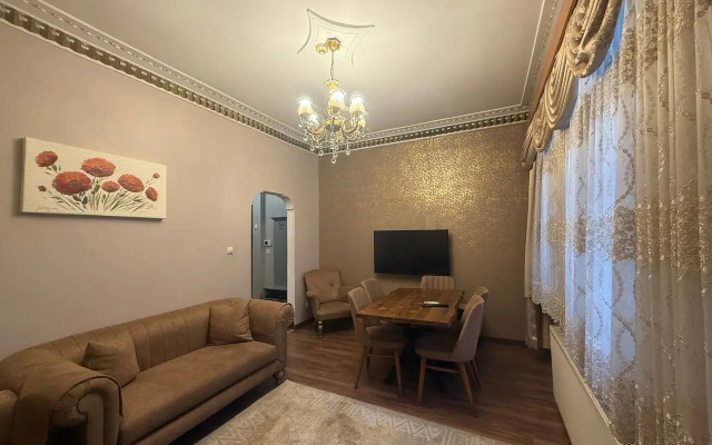 3BR Balcony 4 AC close to Metro Apartments