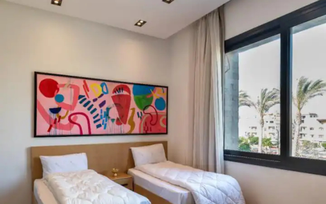 Settle Inn Luxury Swan Lake Villa