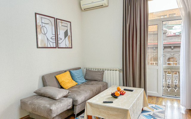 S Frantsuzskim Balkonom Apartaments