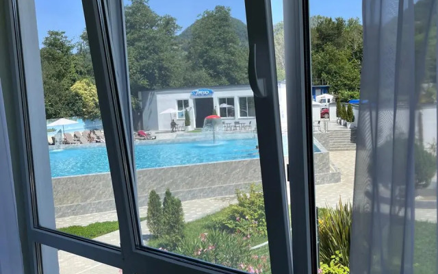 Studiya S Balkonom I Basseynom Na Territorii Apartments
