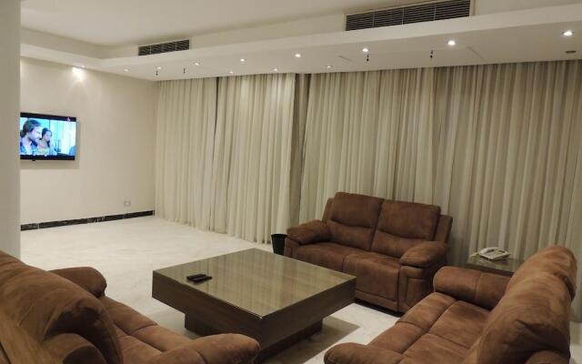 Sultan Luxurious Townhouse Near Auc Apartments