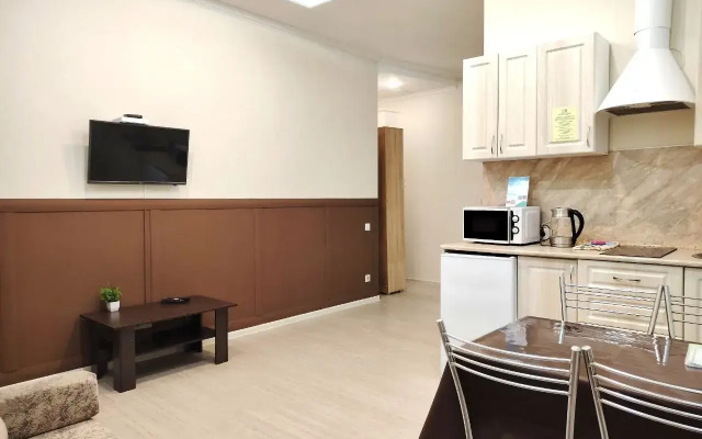 Na tsokol'nom etazhe spasayushchiye ot zhary s kukhonnoy zonoy Flat