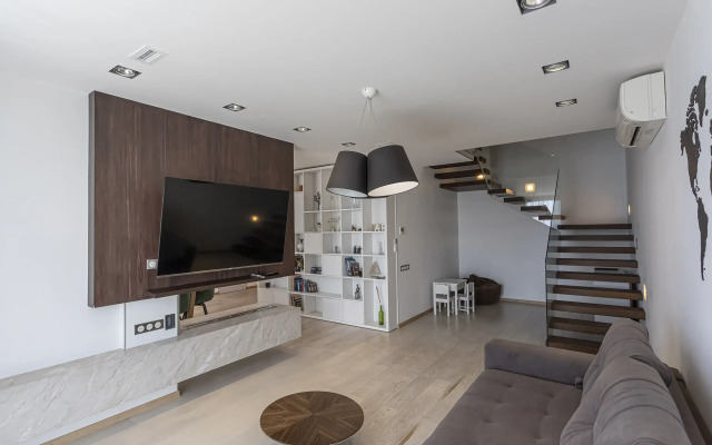 Roskoshnaya dvukhurovnevaya kvartira s sobstvennoy terrasoy Flat