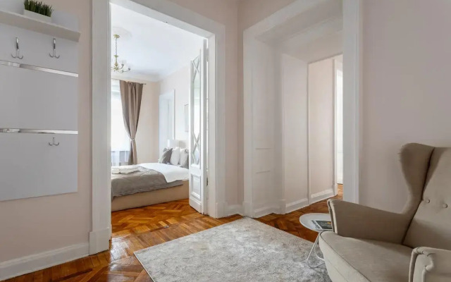 Apartments Uluchshennye S Dvumya Spalnyami I Balkonom