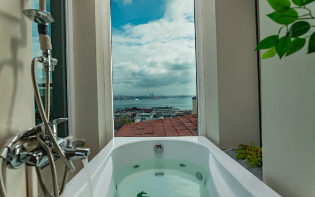 Jacuzzi across Bosphorus Apartments