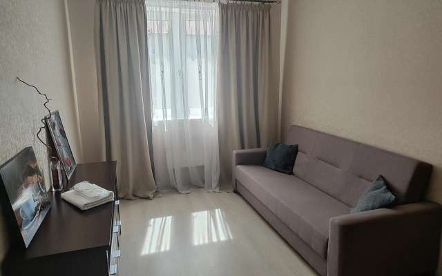 Dvukhurovnevaya U Morya Flat