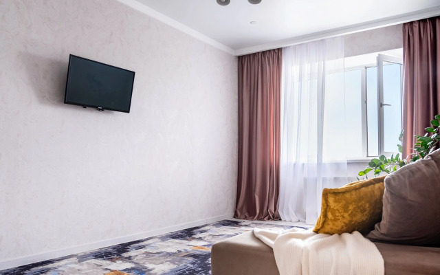 Na Pervomayskoy Ulitse 70 Flat