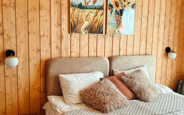 Uyutnyy dom s panoramnymi oknami s vykhodom na terrasu Private house