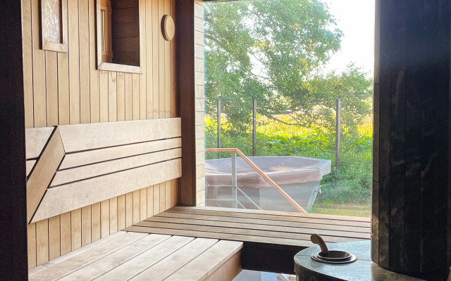 Частный дом с баней и чаном у воды и леса