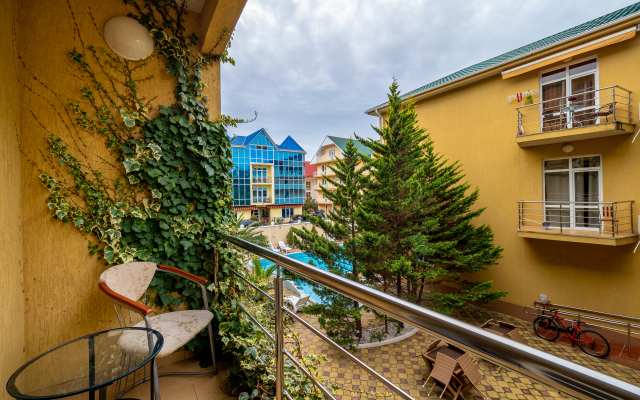 U Morya S Basseinom V ZhK Solnechnyij apt26 Apartment