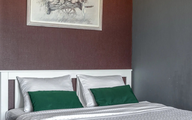 S balkonom i krasivym vidom u metro Apartments