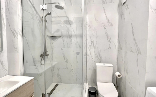 S basseynom u morya Apartment