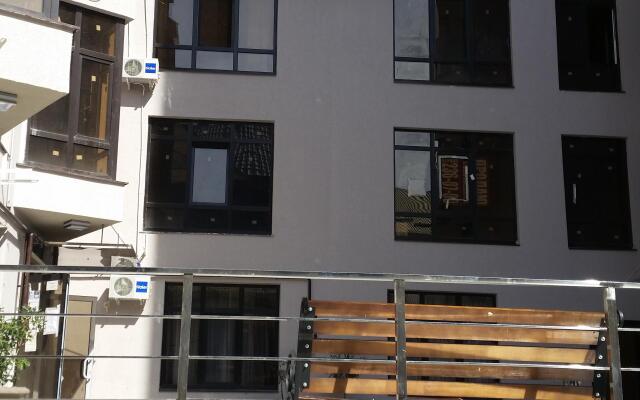 Na Prosvescheniya 147/1 Apartments