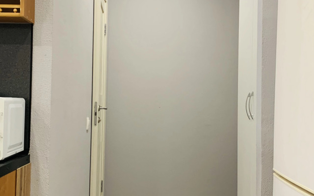 Uyutnay U Ozera V Teni Sosnovogo Parka Flat