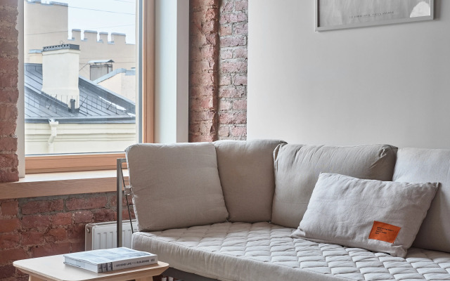 Ryadom S Nevoy Na Ulitse Chaykovskogo Flat