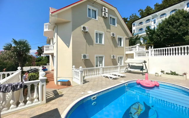 Chastny Dom The Green House Guest House