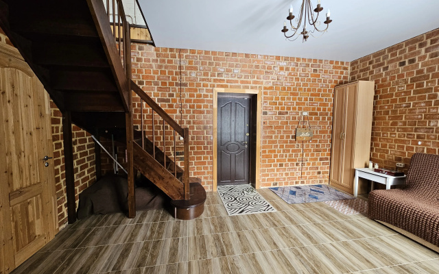 Prostorny Dvukhetazhny S Baney U Gory Parkovaya Private house