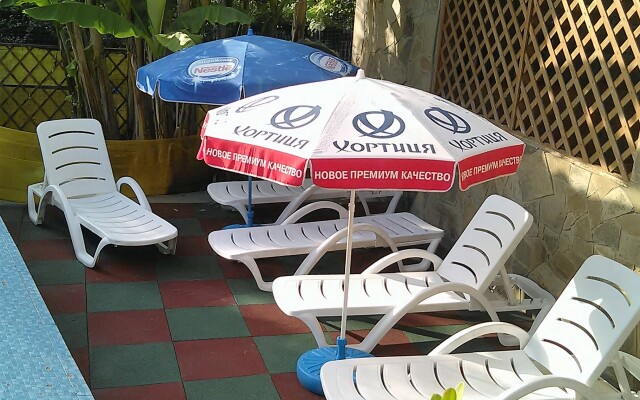 U Nikiticha Guesthouse