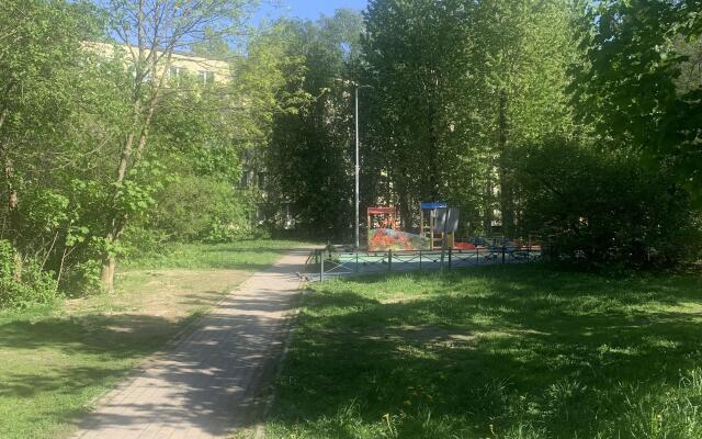 U Metro Leninskij Apartments
