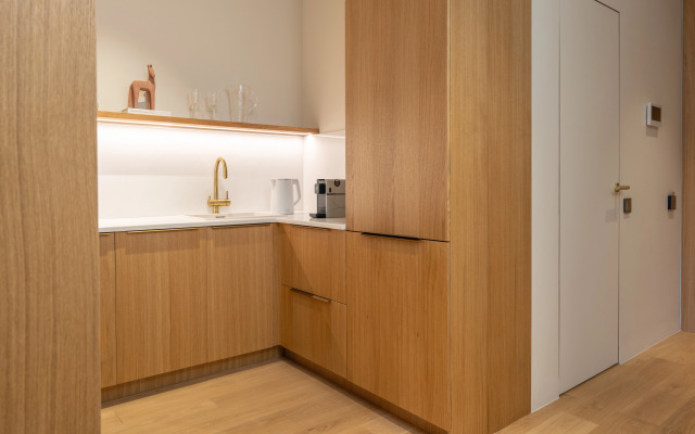 Dvukhmestnyye Marisol Amber s vidom na bassein Apartments