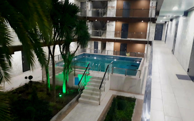 Prostornaya S Basseynom Vo Dvore Flat