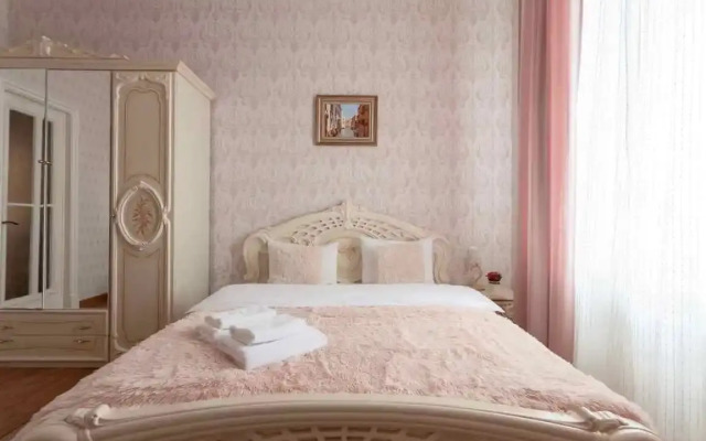 Апартаменты Улучшенные Классические Трехкомнатные: Изба/Кудринская Высотка