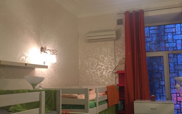 Oranzh Hostel
