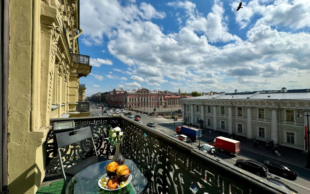 Апартаменты SivakApart c балконом на Невский и видом на набережную