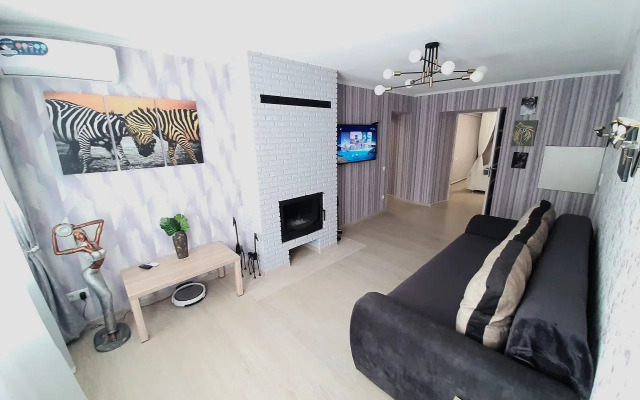 V Samom Tsentre S Kaminom Flat