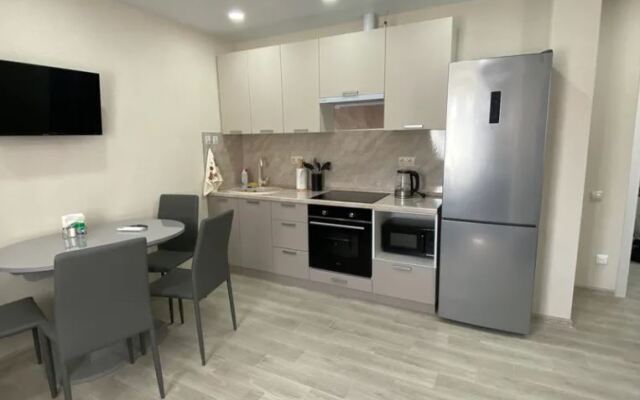 2/Well-appointed studio with mountain views