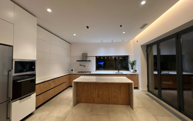 Вилла HiTech Oasis Loft with Outdoor Jacuzzi