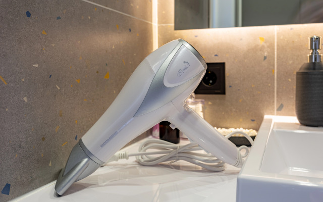 Prostornaya Studiya na 5 Etazhe Flat