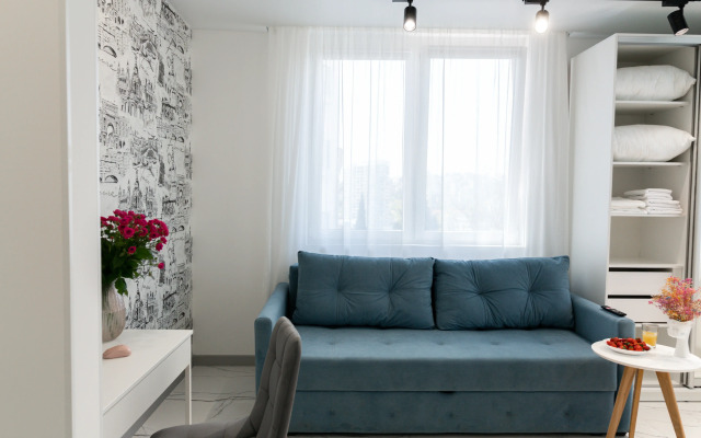 Апартаменты-студия Города 30 кв.м. с двуспальным диваном и панорамными окнами, с 3 по 6 этаж