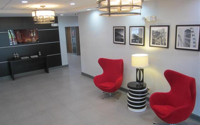 Отель Comfort Inn & Suites