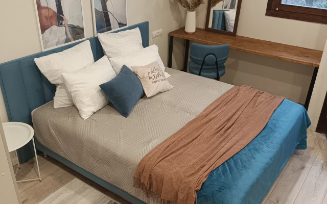 Vdali Ot Suety Flat