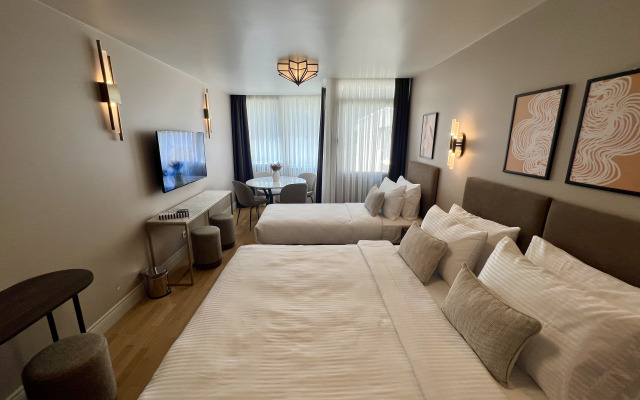 Weingart Suites Hotel