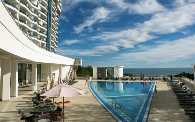 S Dvumya Terrasami I Basseynom Flat