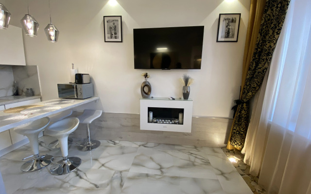 Апартаменты в современном стиле с камином